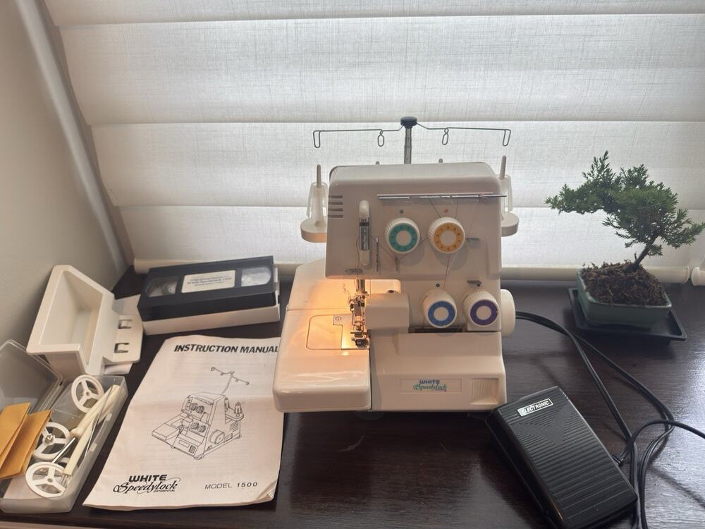 White Speedylock Serger Overlock Sewing Machine 1500 Differential Feed - Tested